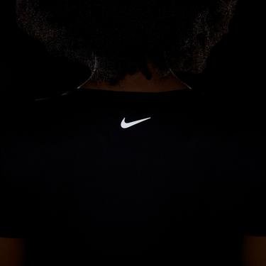  Nike Swoosh Run Kadın Siyah T-Shirt