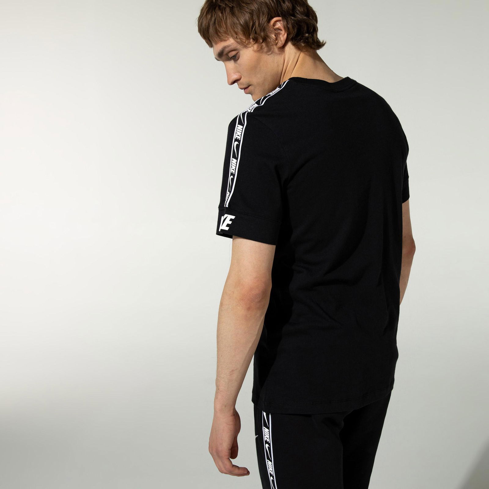 Nike Repeat Erkek Siyah T-Shirt