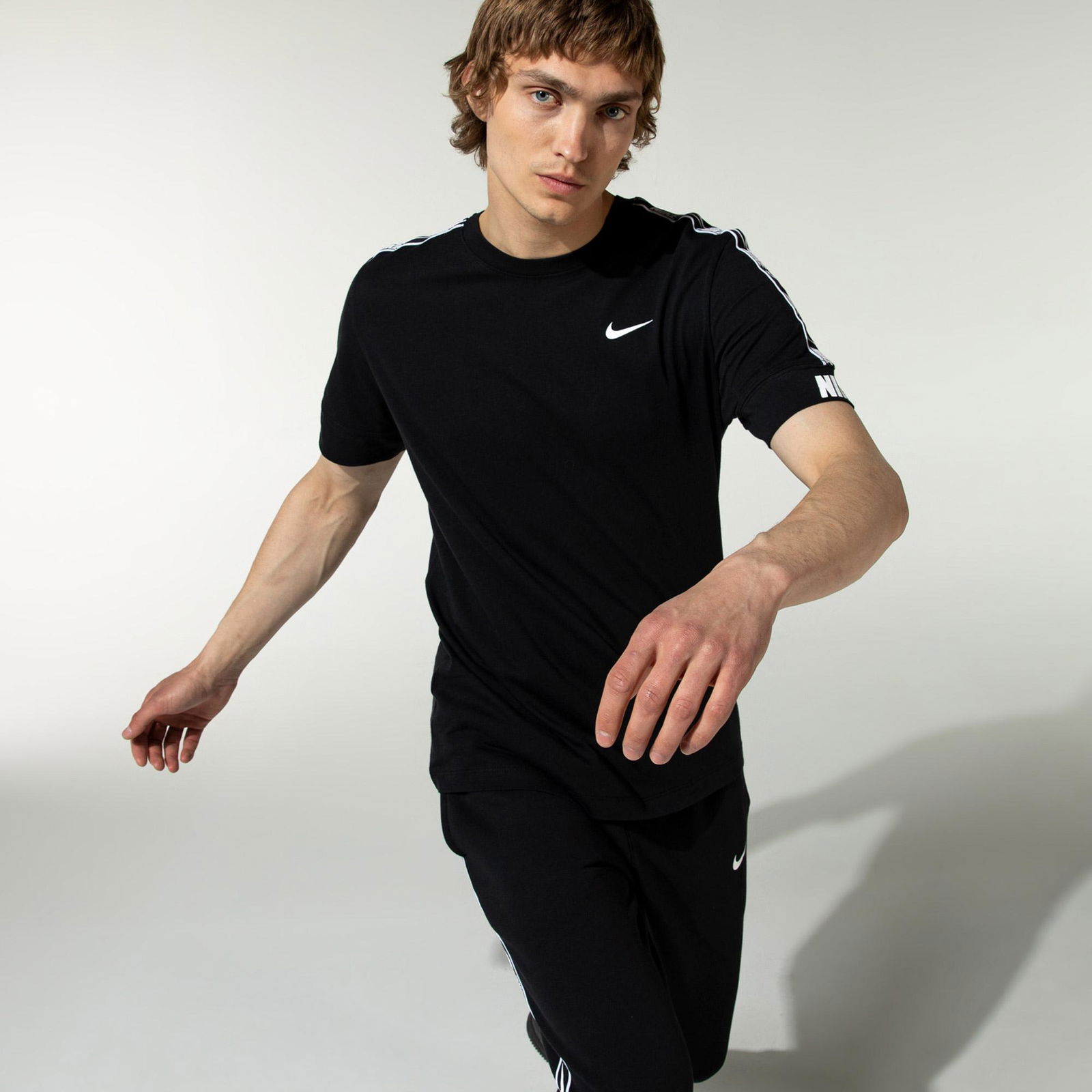 Nike Repeat Erkek Siyah T-Shirt