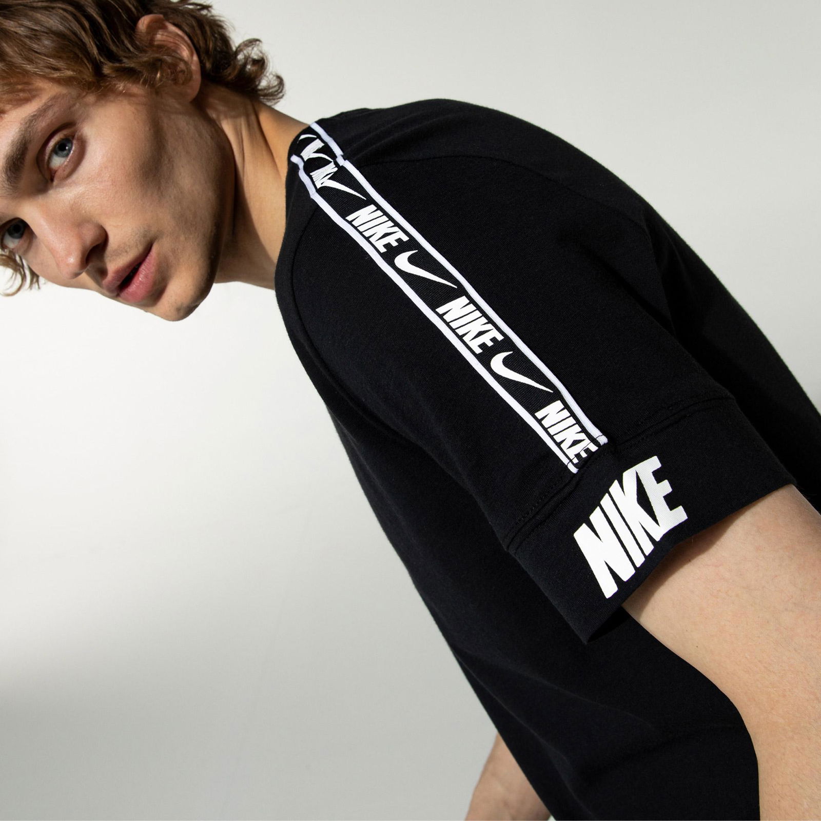 Nike Repeat Erkek Siyah T-Shirt