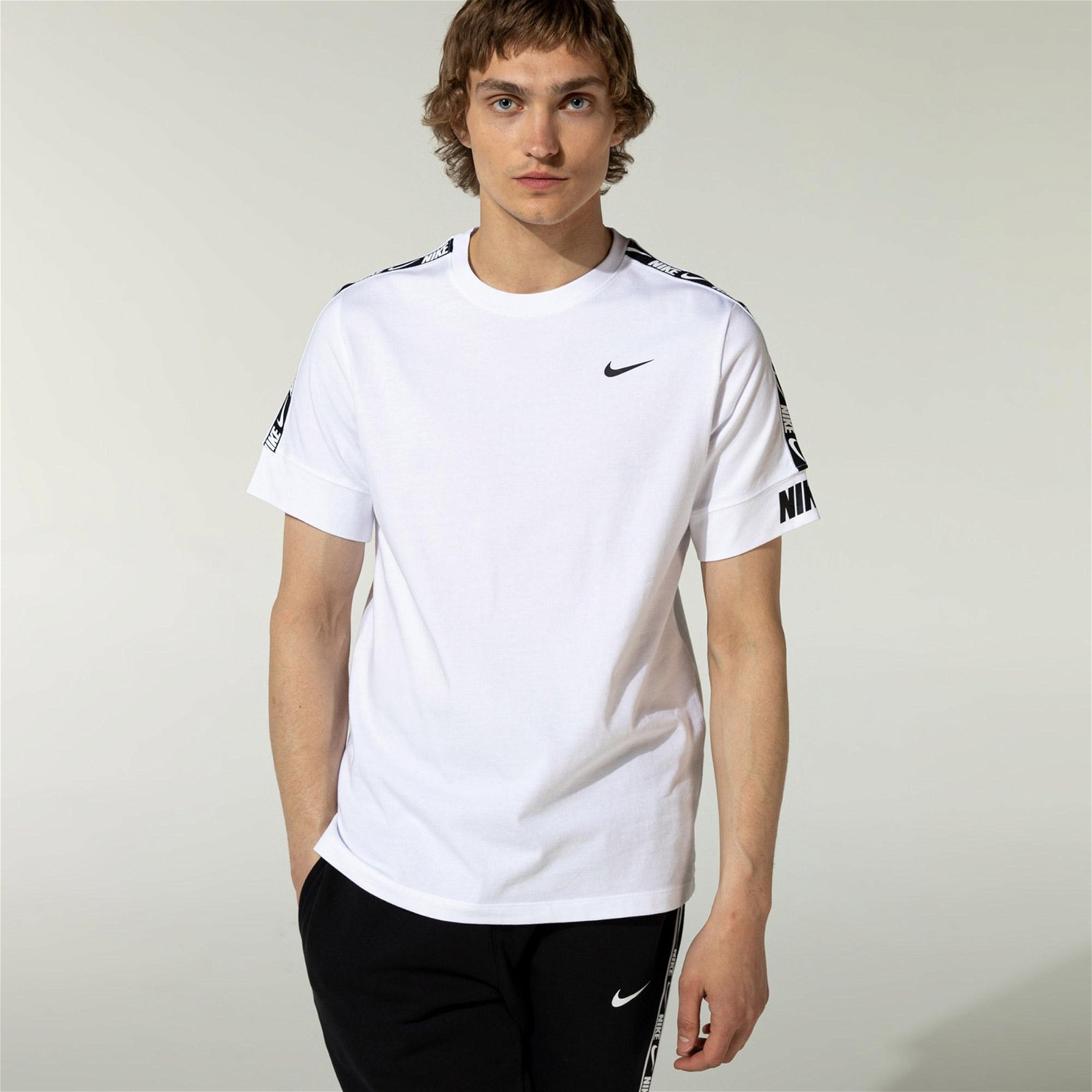 Nike Sportswear Essential Repeat  Ss Erkek Beyaz T-Shirt