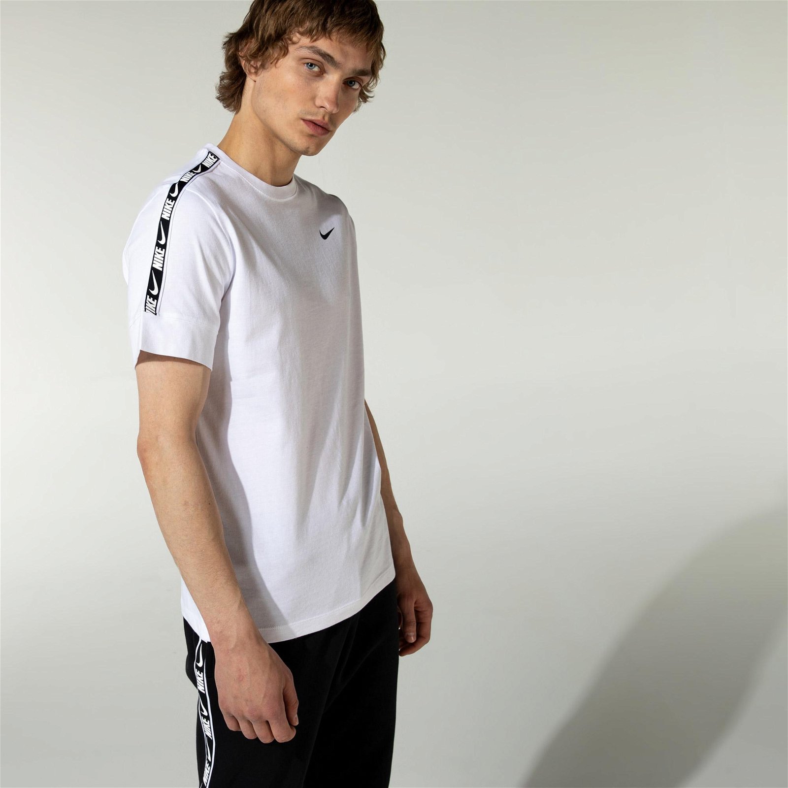 Nike Sportswear Essential Repeat  Ss Erkek Beyaz T-Shirt