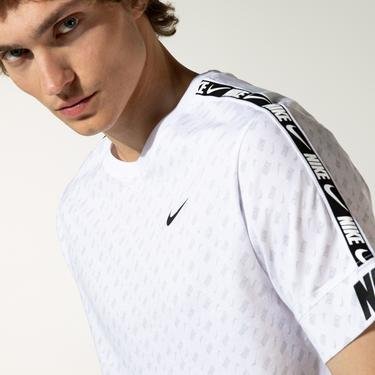  Nike Sportswear Essential Repeat Print Erkek Beyaz T-Shirt