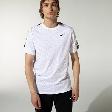  Nike Sportswear Essential Repeat Print Erkek Beyaz T-Shirt