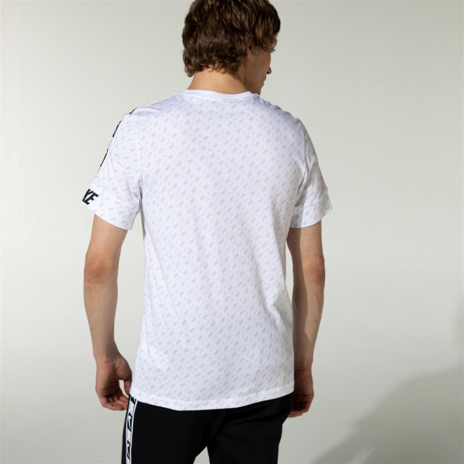 Nike Sportswear Essential Repeat Print Erkek Beyaz T-Shirt