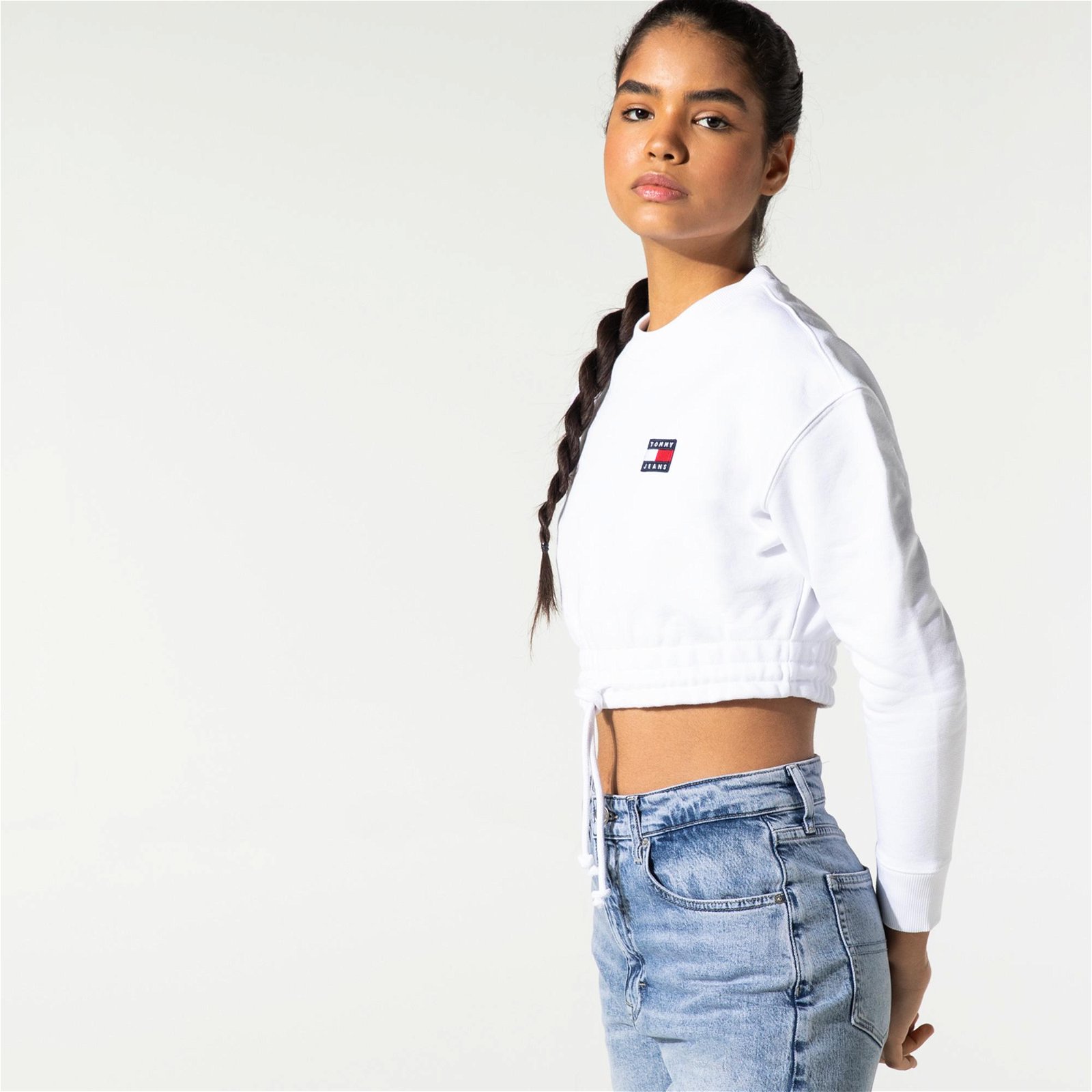 Tommy Jeans Super Cropped Badge Crew Kadın Beyaz Sweatshirt