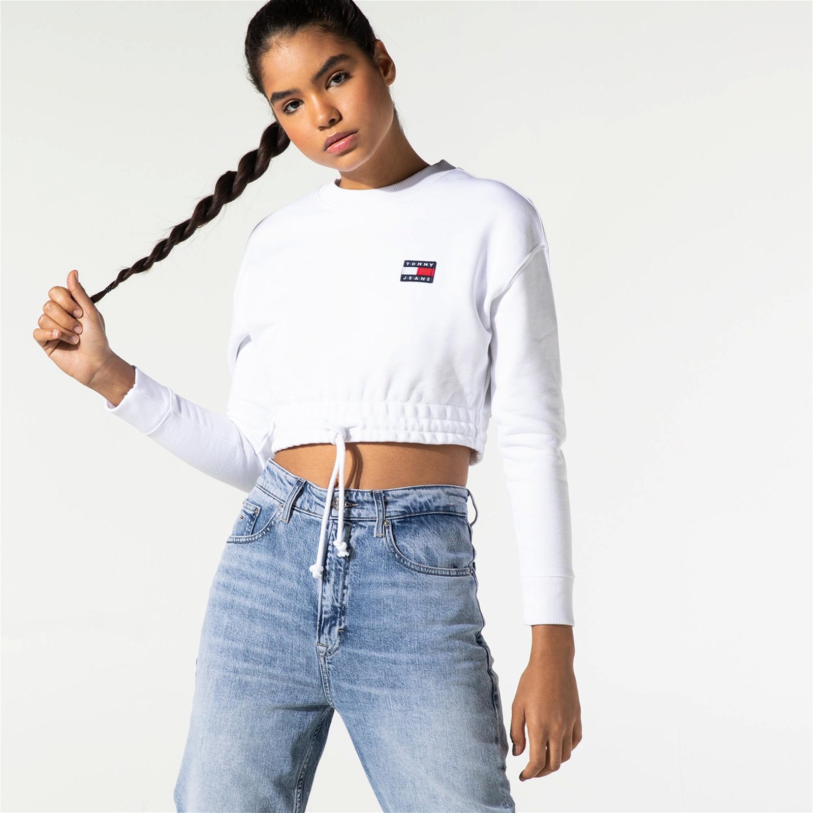 Tommy Jeans Super Cropped Badge Crew Kadın Beyaz Sweatshirt