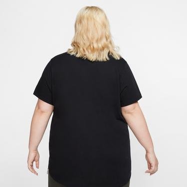  Nike Sportswear Essential Futura Büyük Beden Kadın Siyah T-Shirt