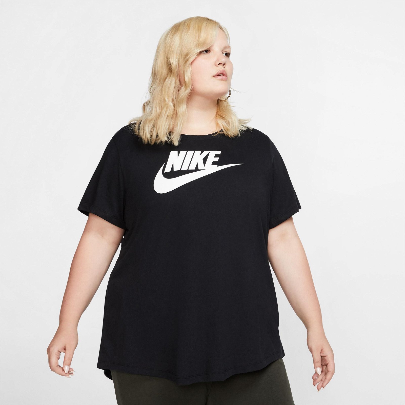 Nike Sportswear Essential Futura Büyük Beden Kadın Siyah T-Shirt