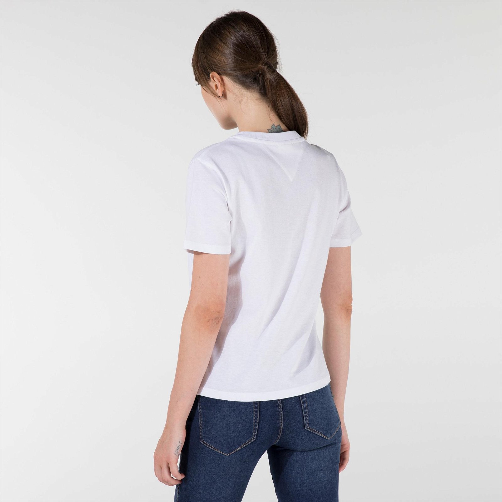Tommy Jeans Regular Embroidered Flag Kadın Beyaz T-Shirt