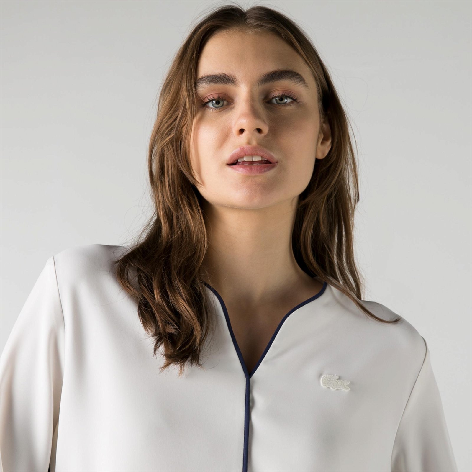 Lacoste Kadın Regular Fit Truvakar Kollu V Yaka Beyaz Bluz