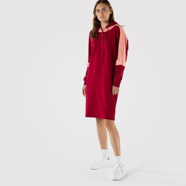  Lacoste Kadın Loose Fit Uzun Kollu Kapüşonlu Renk Bloklu Kırmızı Elbise