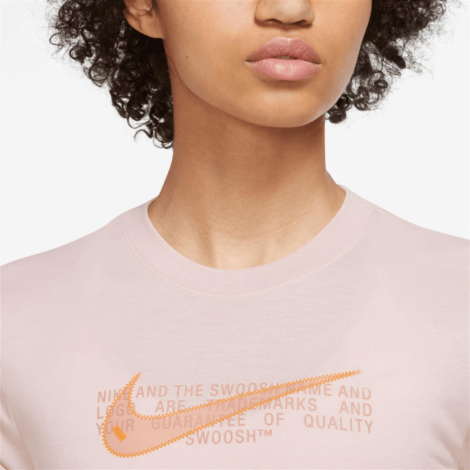  Nike Sportswear Slim Swoosh Kadın Pembe Crop T-Shirt