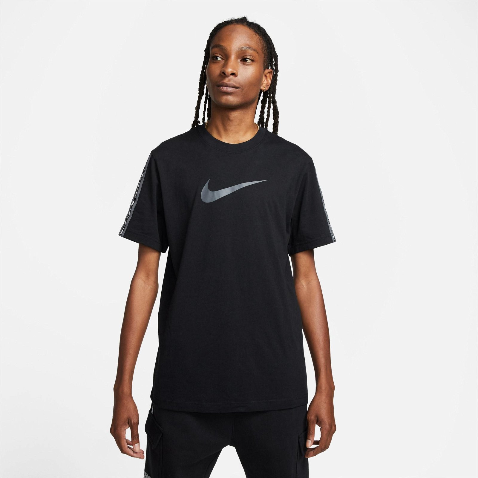 Nike Sportswear Repeat Swoosh Erkek Siyah T-Shirt