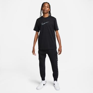  Nike Sportswear Repeat Swoosh Erkek Siyah T-Shirt