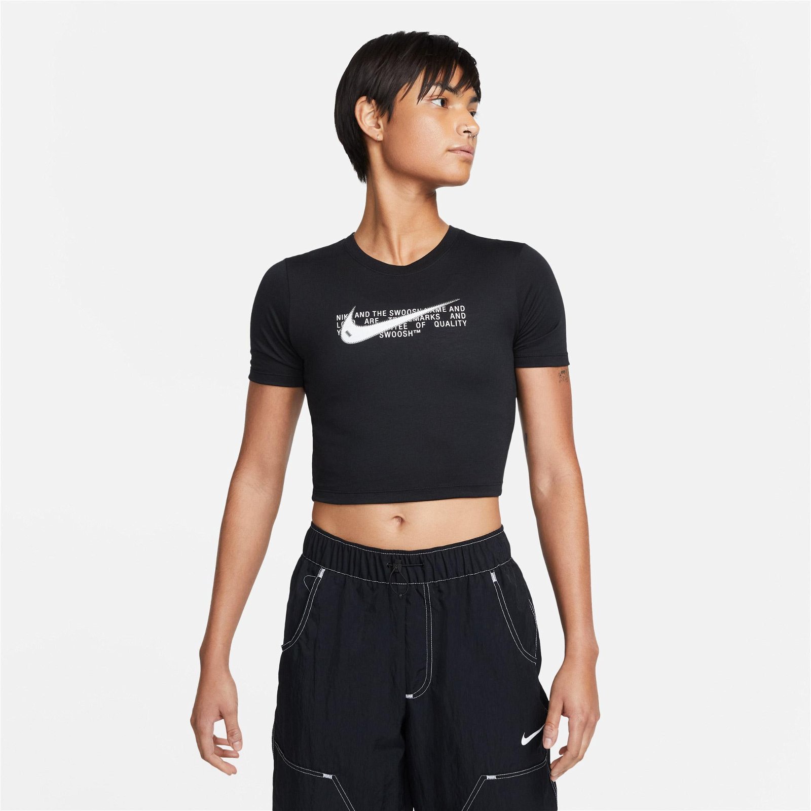 Nike Sportswear Slim Swoosh Kadın Siyah Crop T-Shirt
