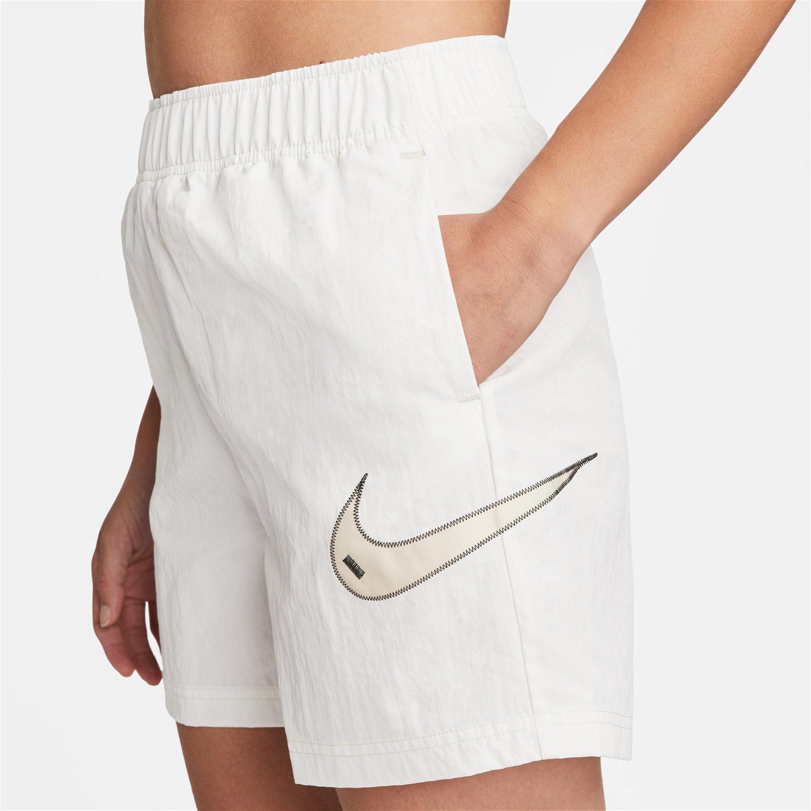 Nike Sportswear Swoosh Woven Kadın Beyaz Şort