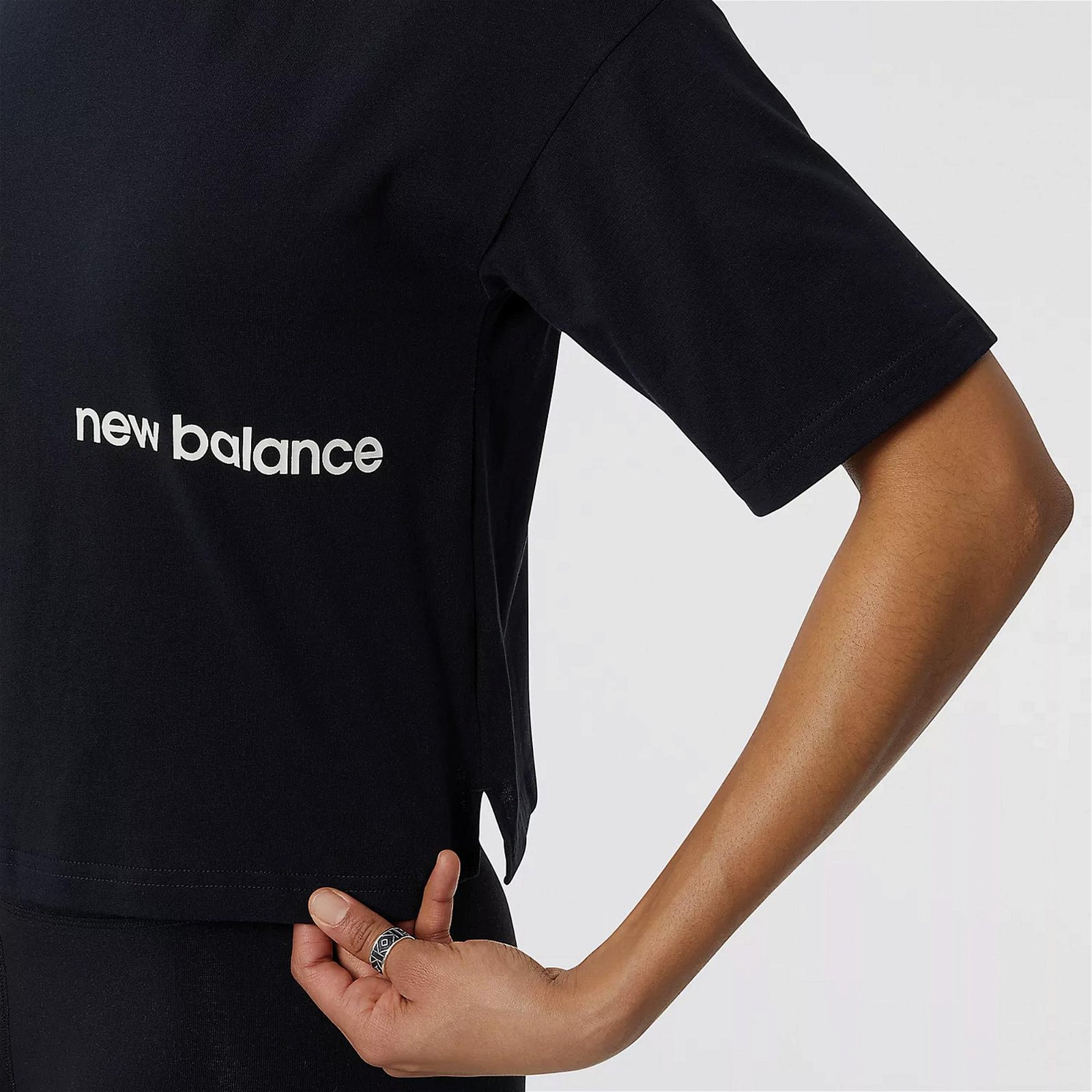 New Balance Essentials Graphic Kadın Siyah T-Shirt