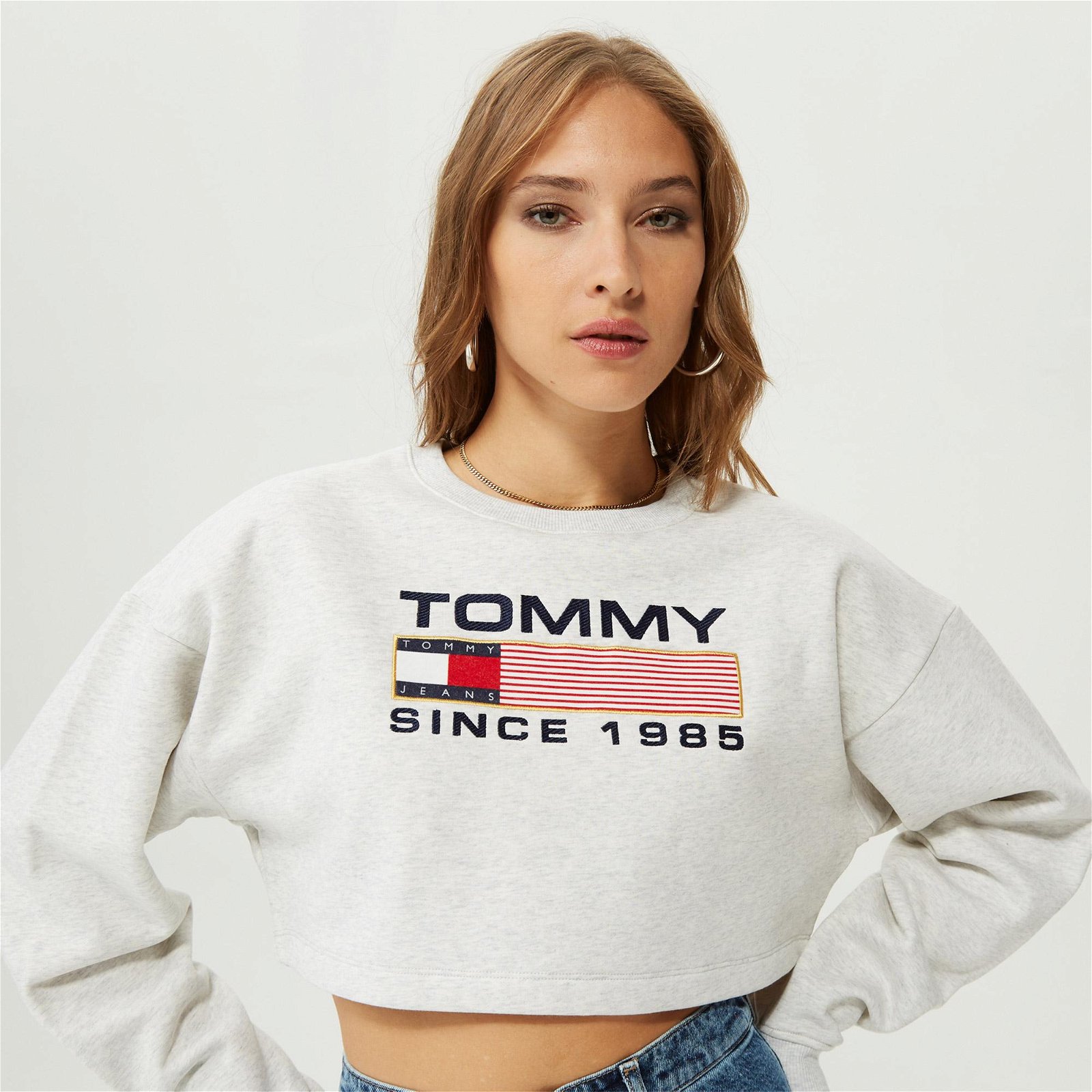 Tommy Jeans Super Crop Modern Ath Crew Kadın Gri Kazak