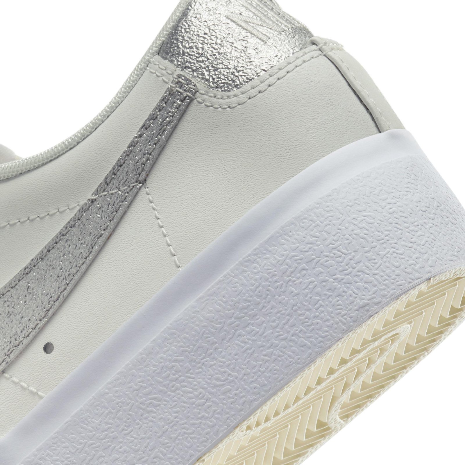Nike Blazer Low Platform Essential Kadın Beyaz Spor Ayakkabı