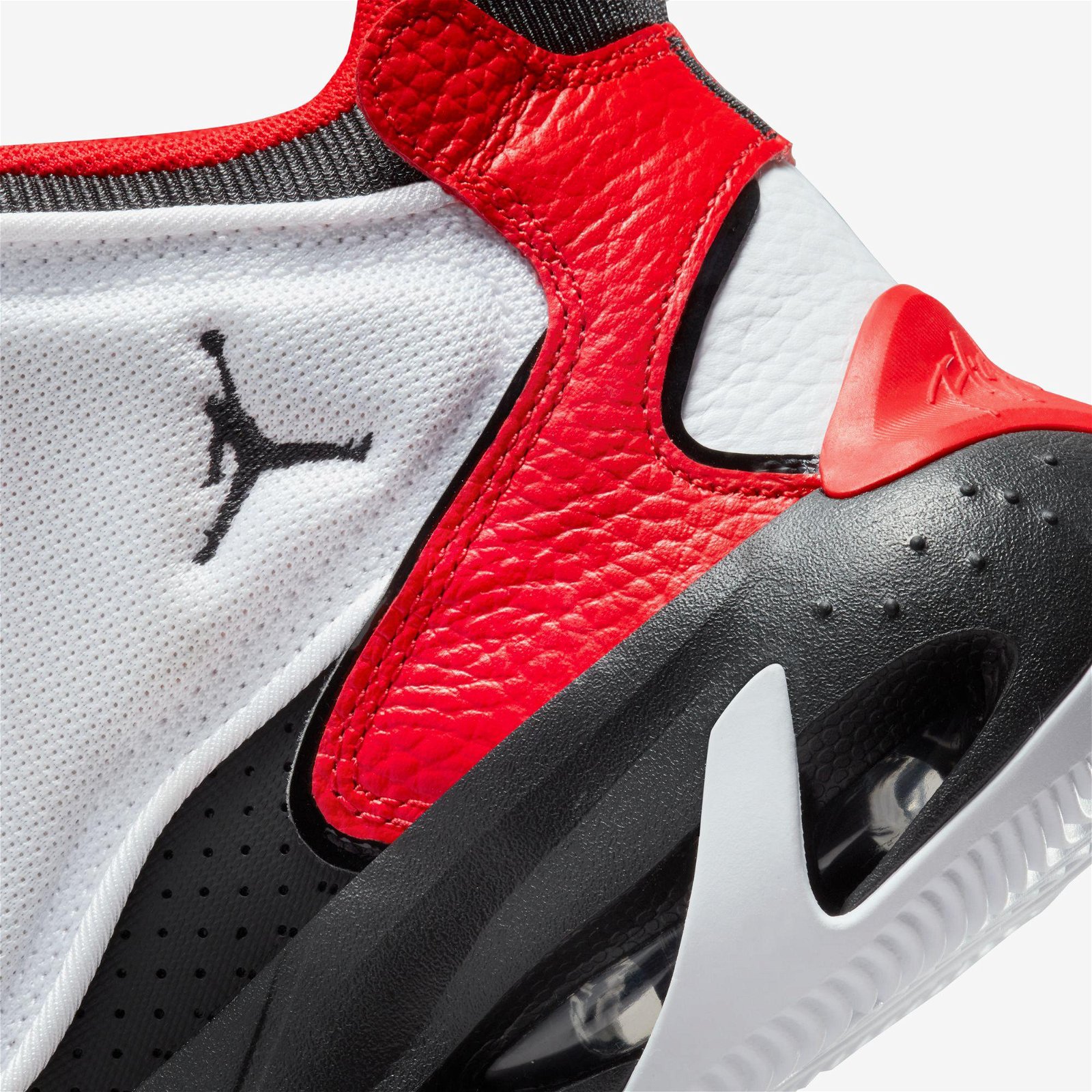 Jordan Max Aura 4 Erkek Beyaz-Kırmızı  Spor Ayakkabı