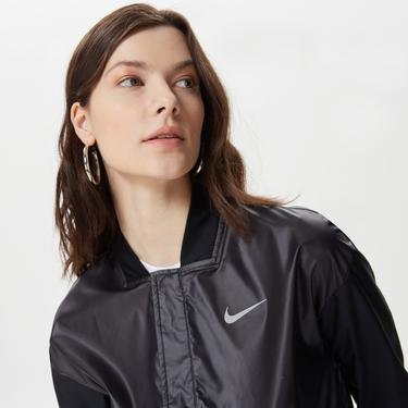  Nike Swoosh Run Kadın Siyah Ceket