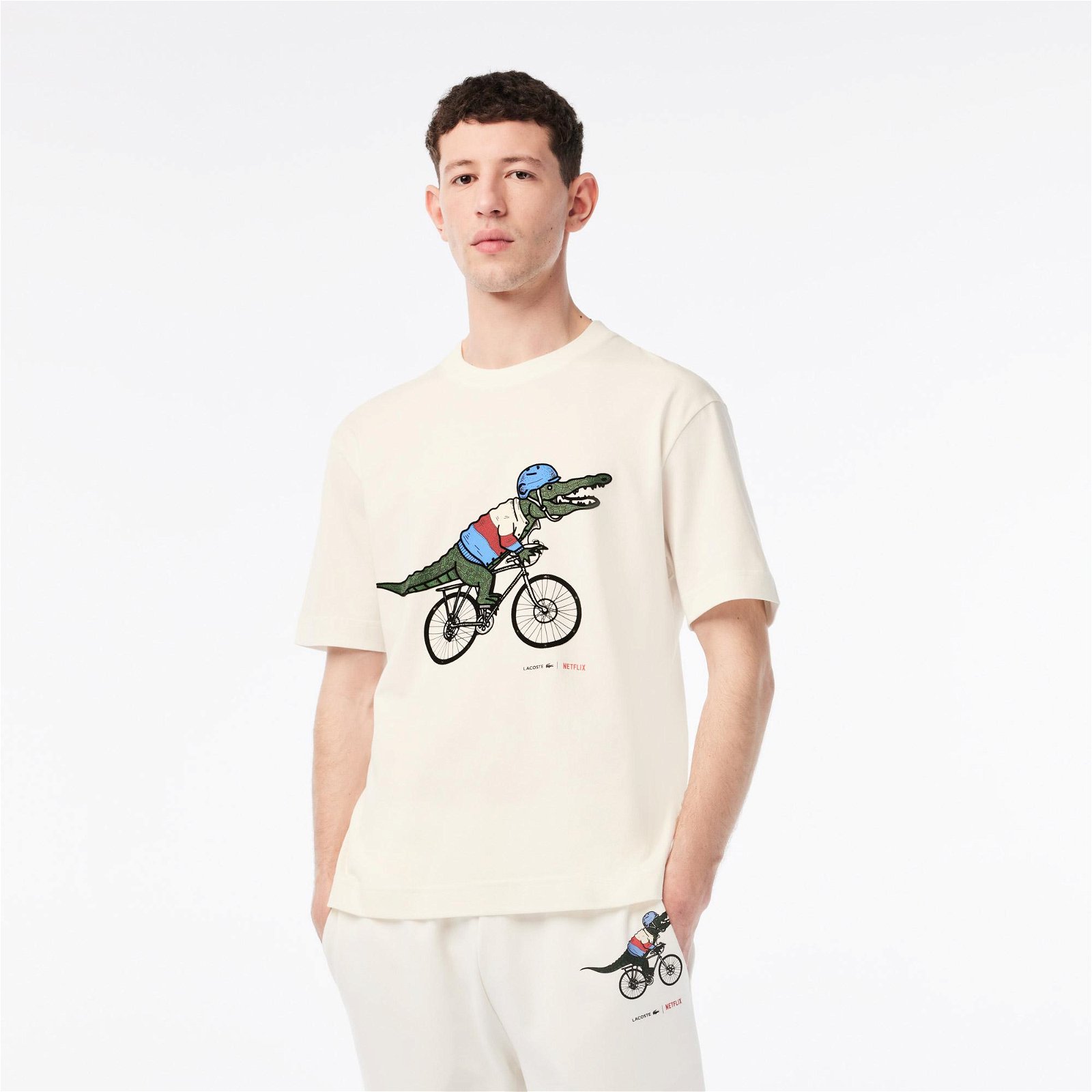 Lacoste x Netflix Erkek Relaxed Fit Bisiklet Yaka Baskılı Bej T-shirt