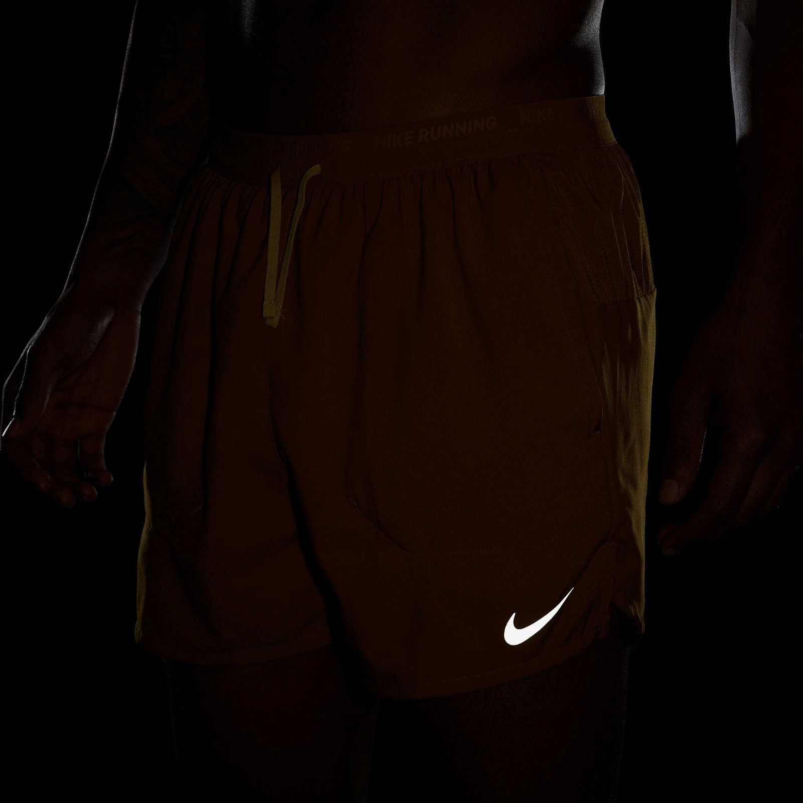 Nike Dri-FIT Stride 13 cm Brief Erkek Sarı Şort