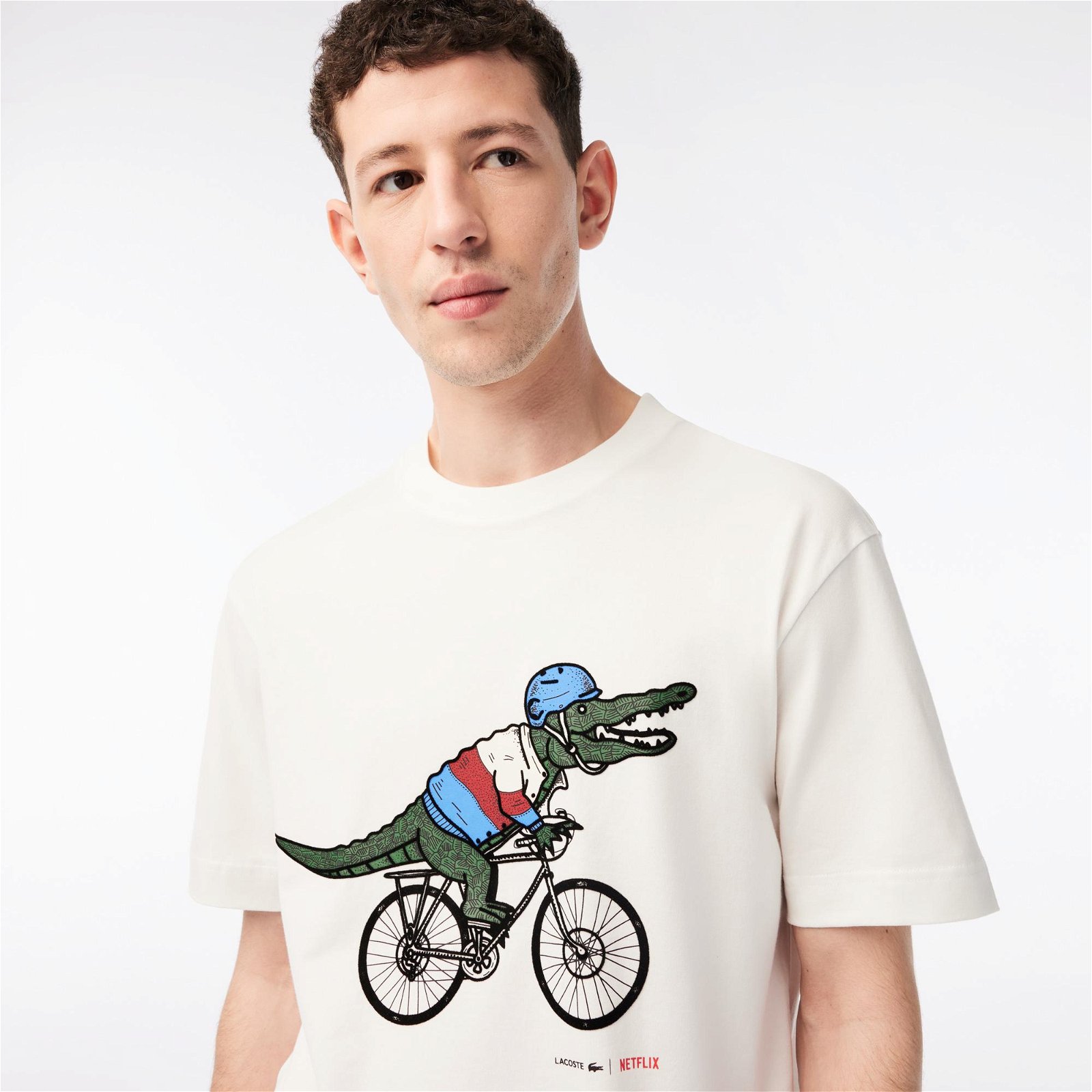 Lacoste x Netflix Erkek Relaxed Fit Bisiklet Yaka Baskılı Bej T-shirt