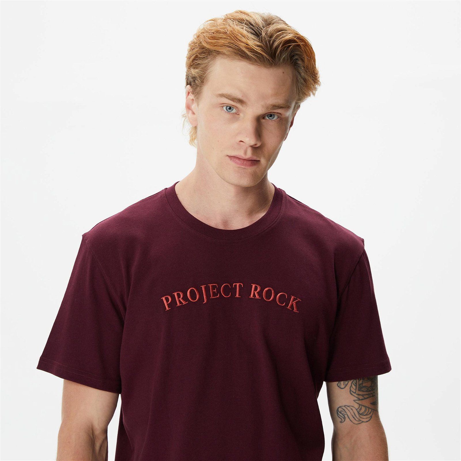 Under Armour Project Rock Crest Erkek Bordo T-Shirt