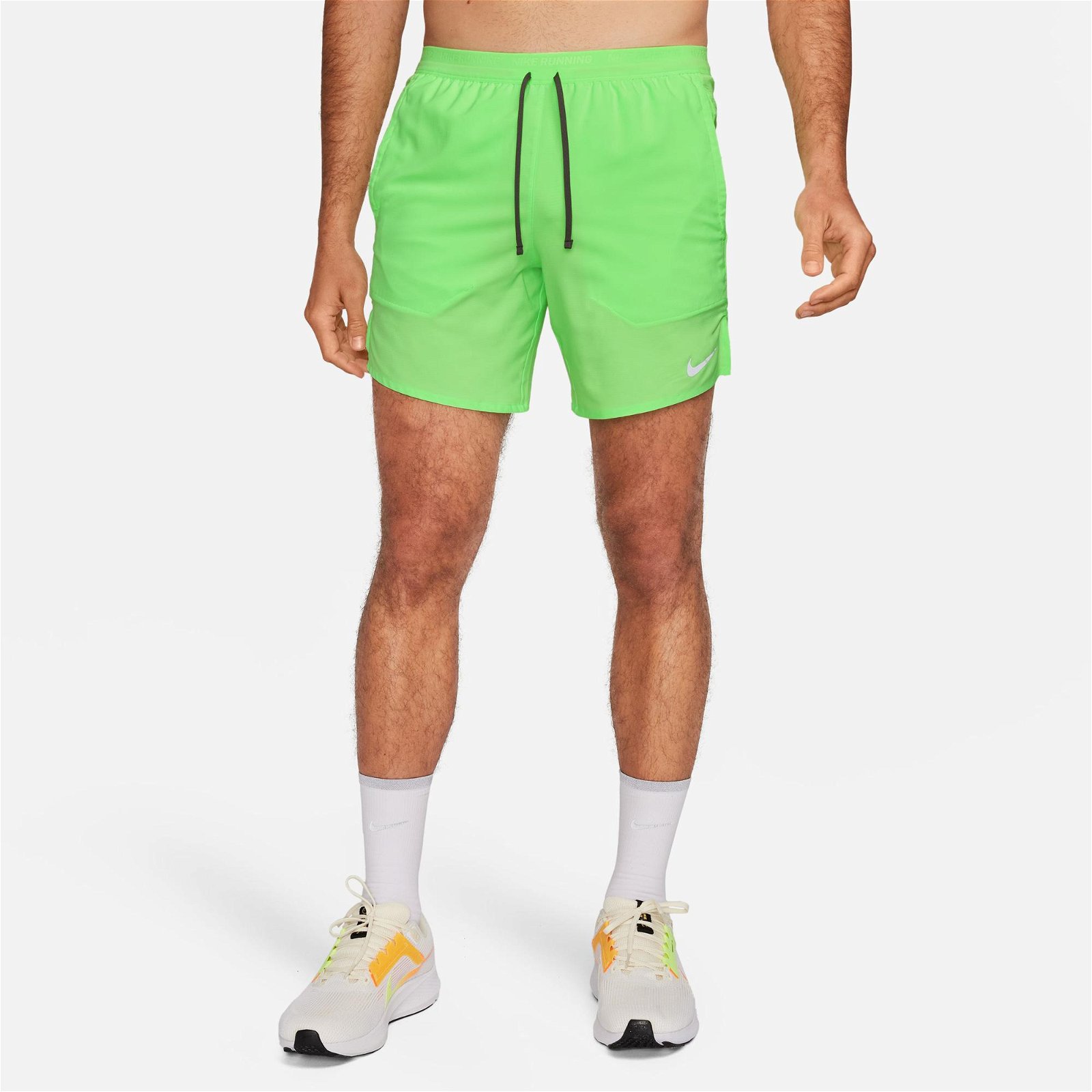 Nike Dri-FIT Stride 18 cm Erkek Yeşil Şort