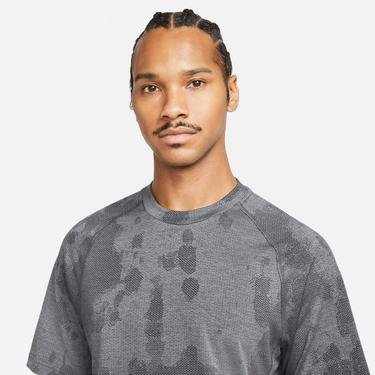  Nike Dri-FIT Axis Erkek Gri T-Shirt