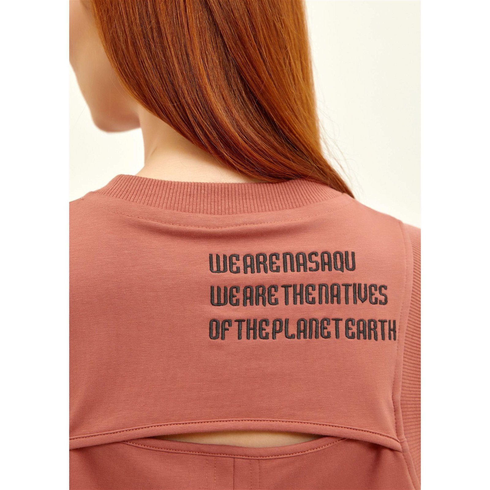 Nasaqu Kadın Sırtı Açık Nakışlı Gül Kurusu T-Shirt