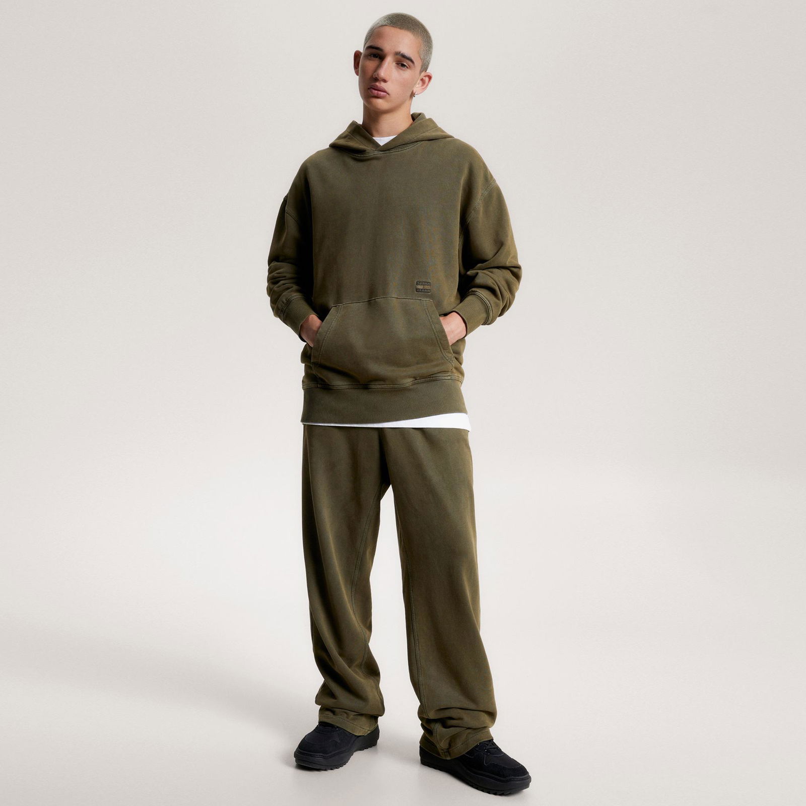 Tommy Jeans Relax Tonal Badge Hoodie Erkek Yeşil Sweatshirt