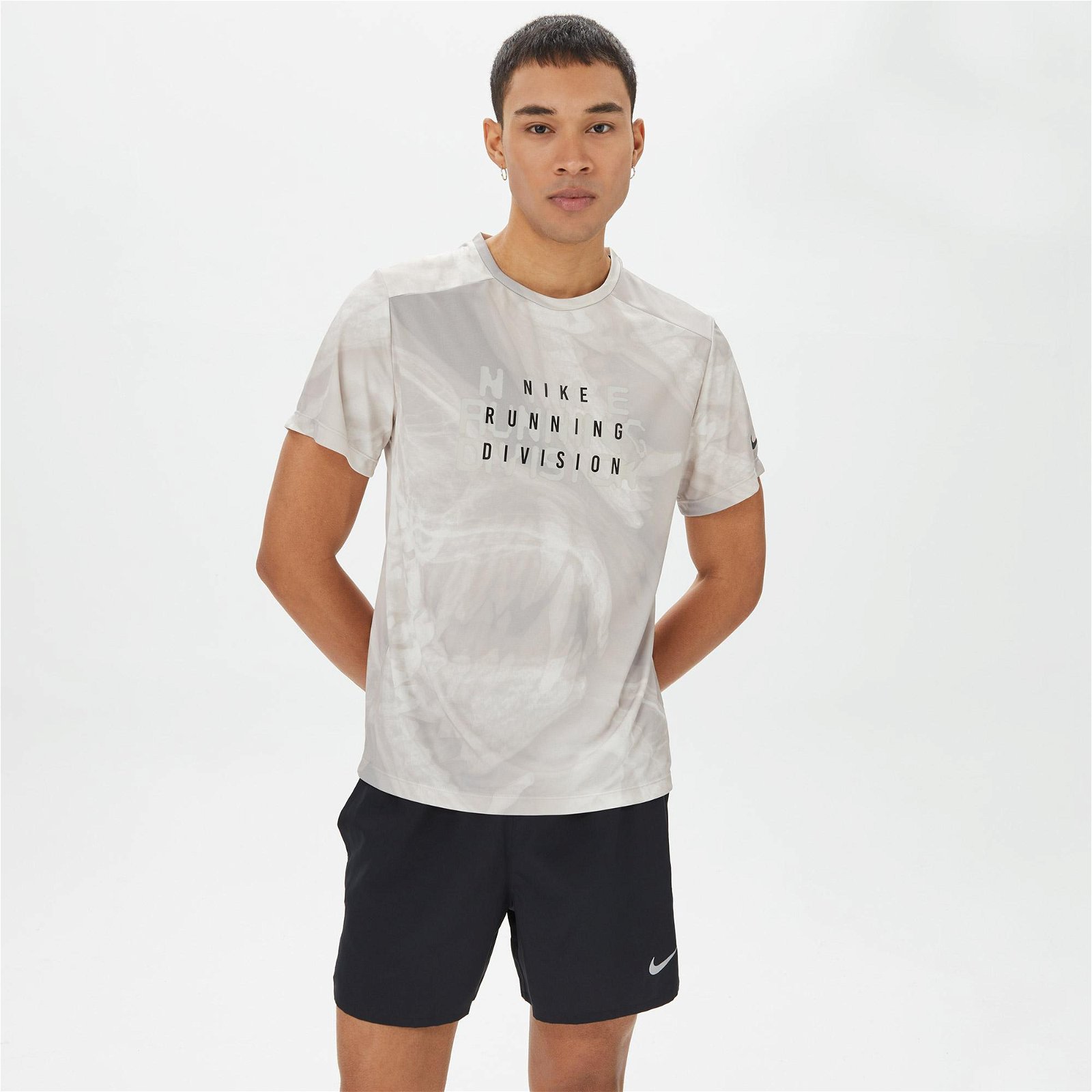 Nike Dri-FIT Run Division Rise 365 Erkek Gri T-Shirt