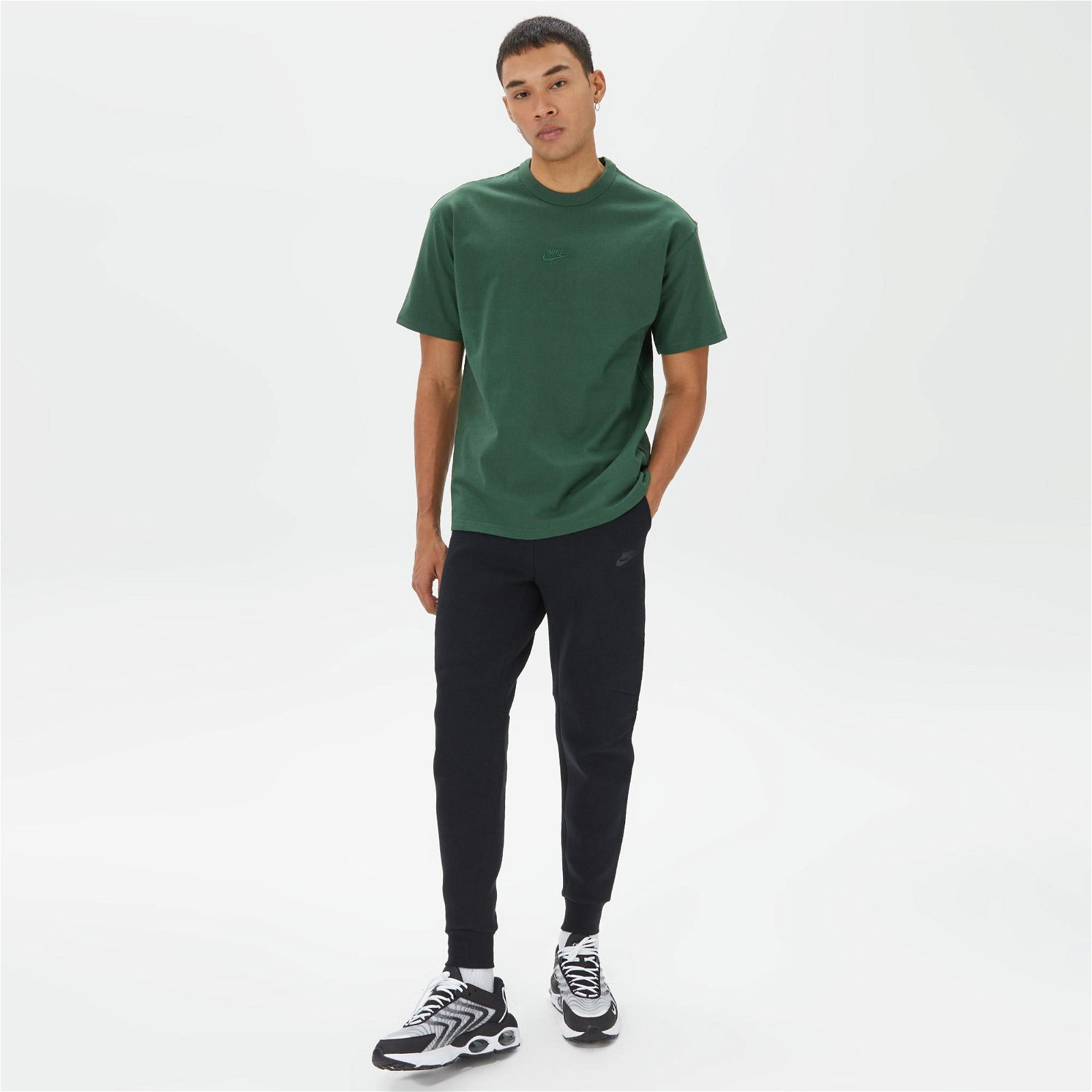 Nike Sportswear Premium Essentials Erkek Yeşil T-Shirt