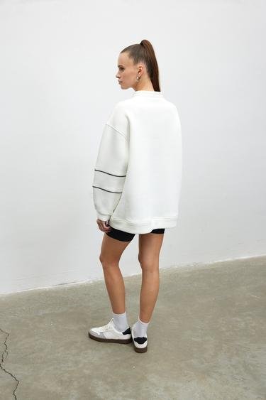  Vatkalı Kadın Kontrast Biyeli Oversize Sweatshirt Beyaz