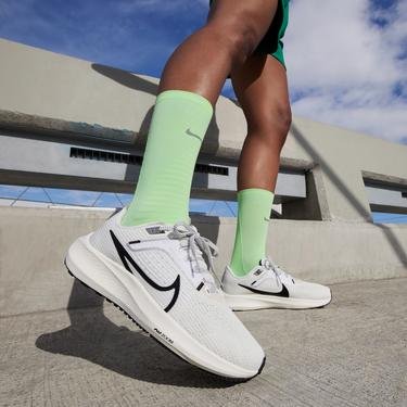  Nike Air Zoom Pegasus 40 Kadın Krem Rengi Spor Ayakkabı