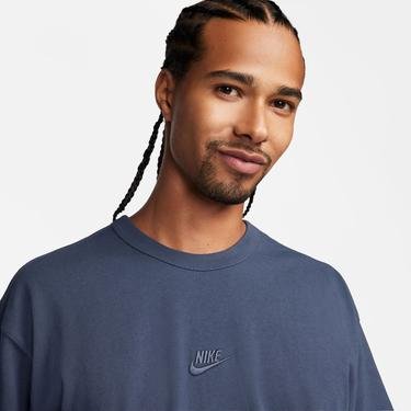  Nike Sportswear Premium Essentials Erkek Mavi T-Shirt