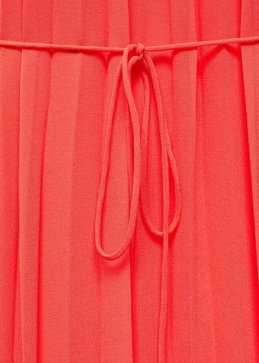  Mango Kadın Pilili Boyundan Bağlı Elbise Mercan Kırmızısı