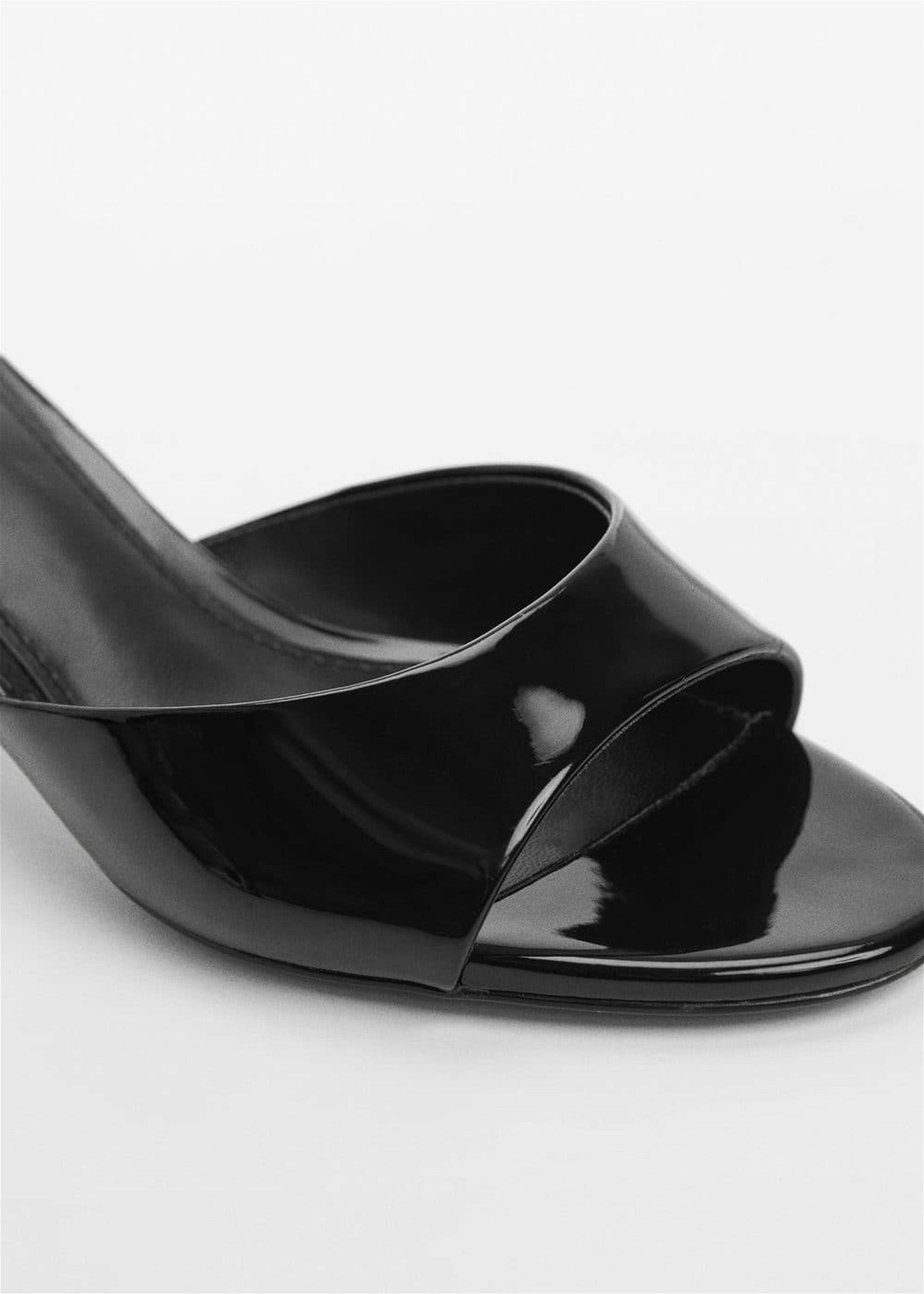 Mango Kadın Rugan Görünümlü Topuklu Sandalet Siyah