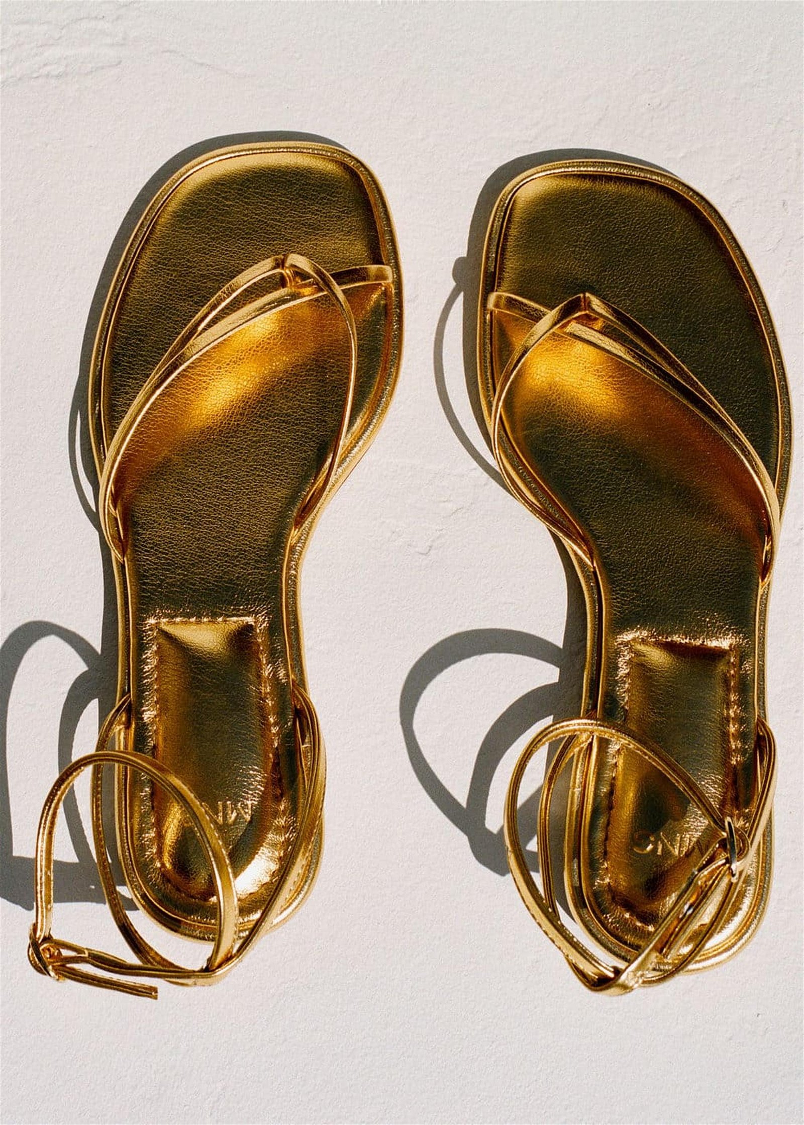 Mango Kadın Metalik Bantlı Sandalet Altın Sarısı