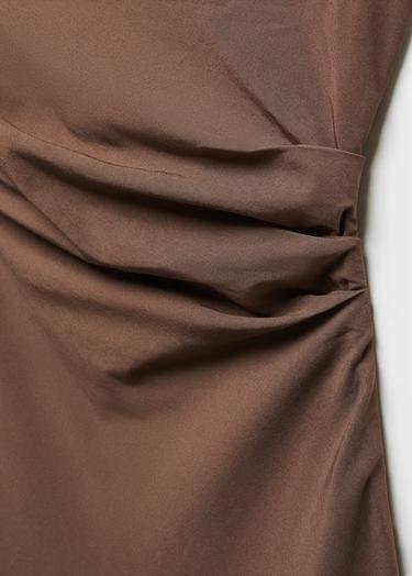 Mango Kadın Omzu Açık Drape Elbise Çikolata