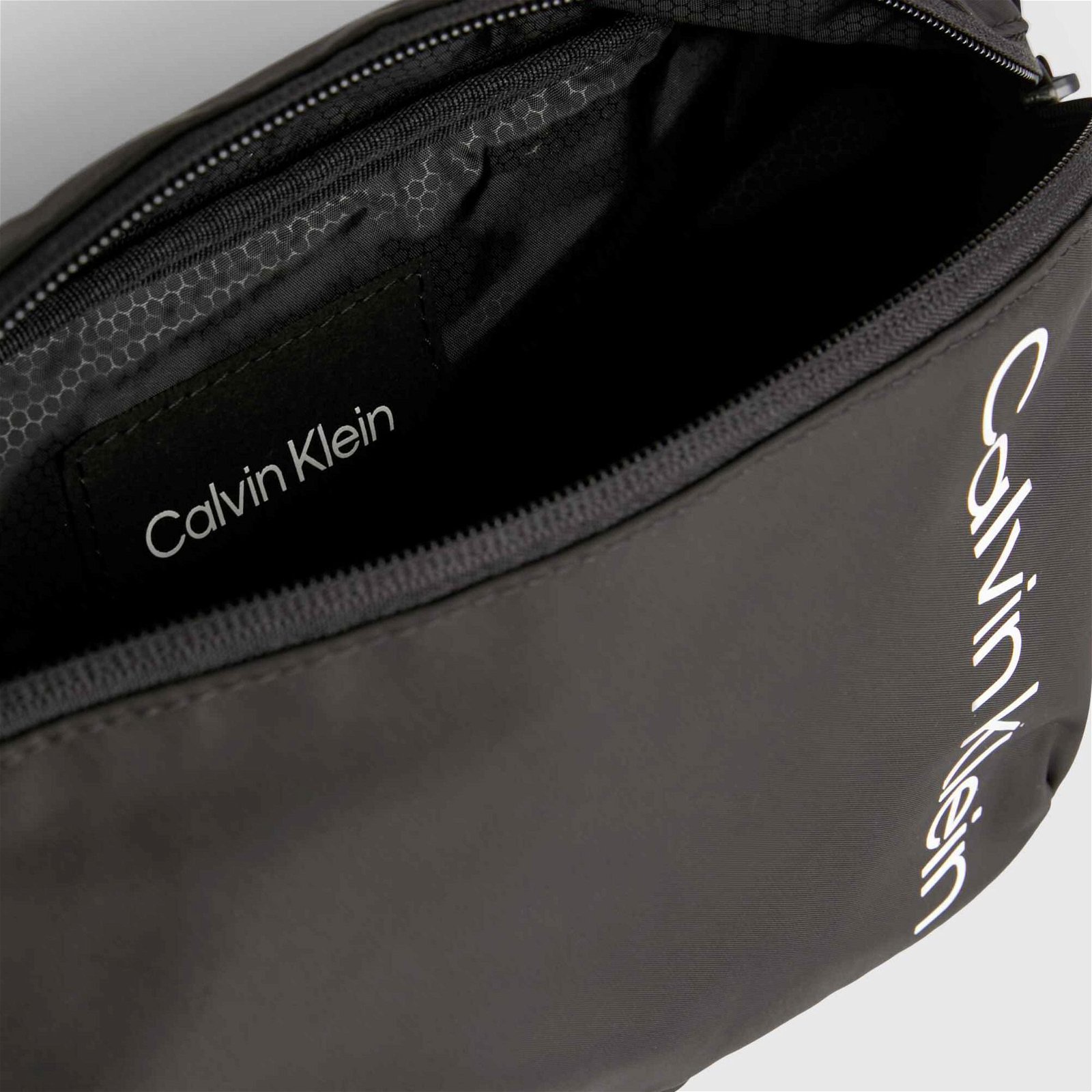 Calvin Klein Essentials Unisex Siyah Omuz Çantası