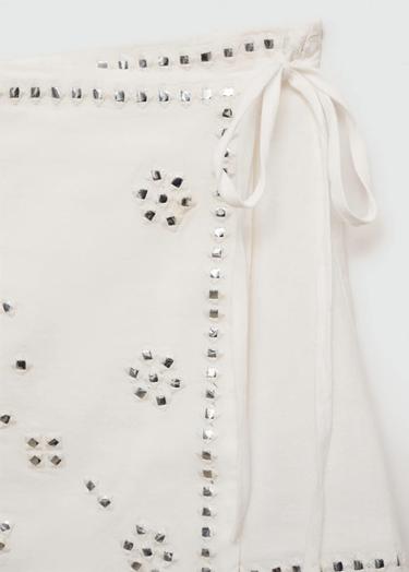  Mango Kadın Bağ Detaylı Strass Taşlı Mini Etek Beyaz