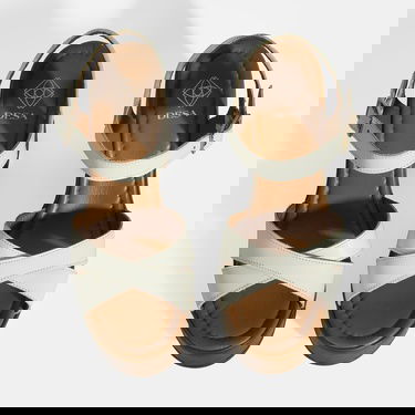  Beyaz Kadın Toka Detaylı Deri Sandalet