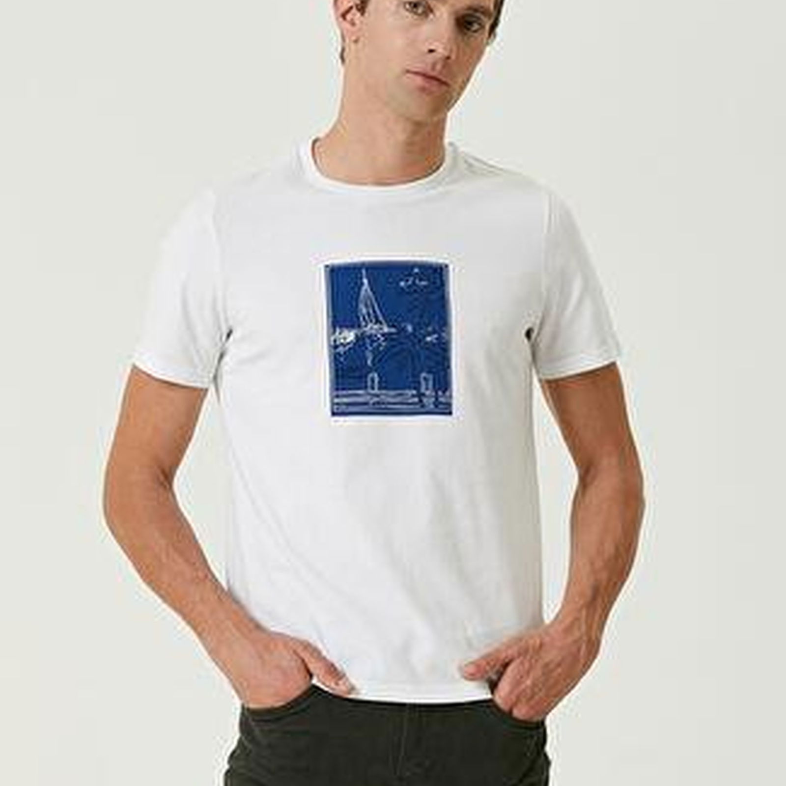 Beyaz Manzara Baskılı Nakışlı T-shirt