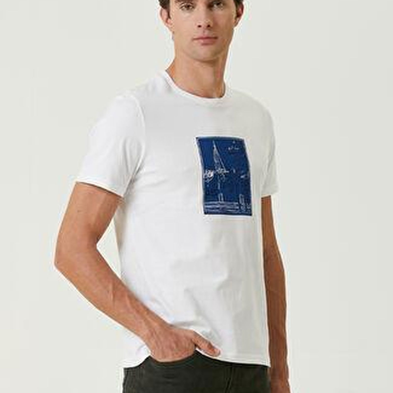 Beyaz Manzara Baskılı Nakışlı T-shirt