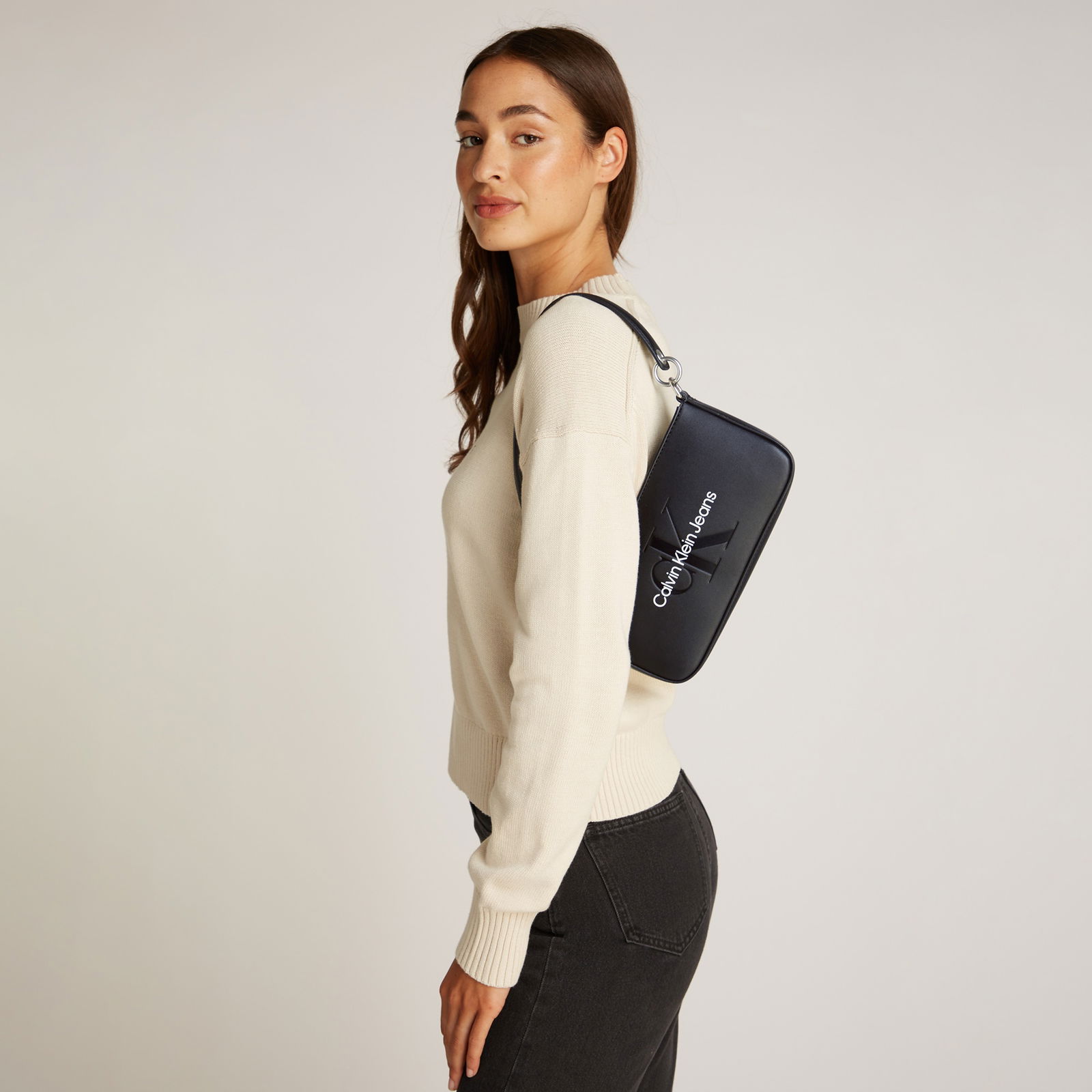 Calvin Klein Sculpted Shoulder Pouch25 Mono Kadın Siyah El Çantası