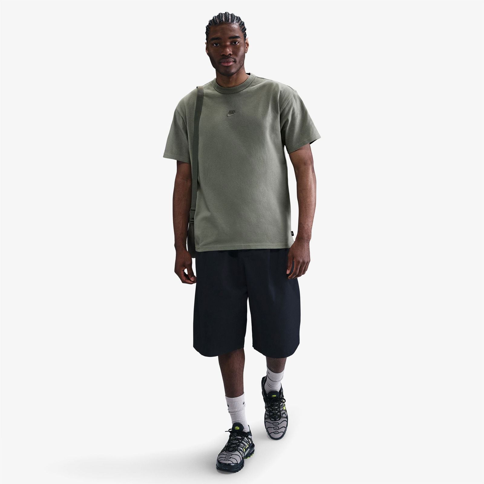 Nike Sportswear Premium Essentials Erkek Yeşil T-Shirt